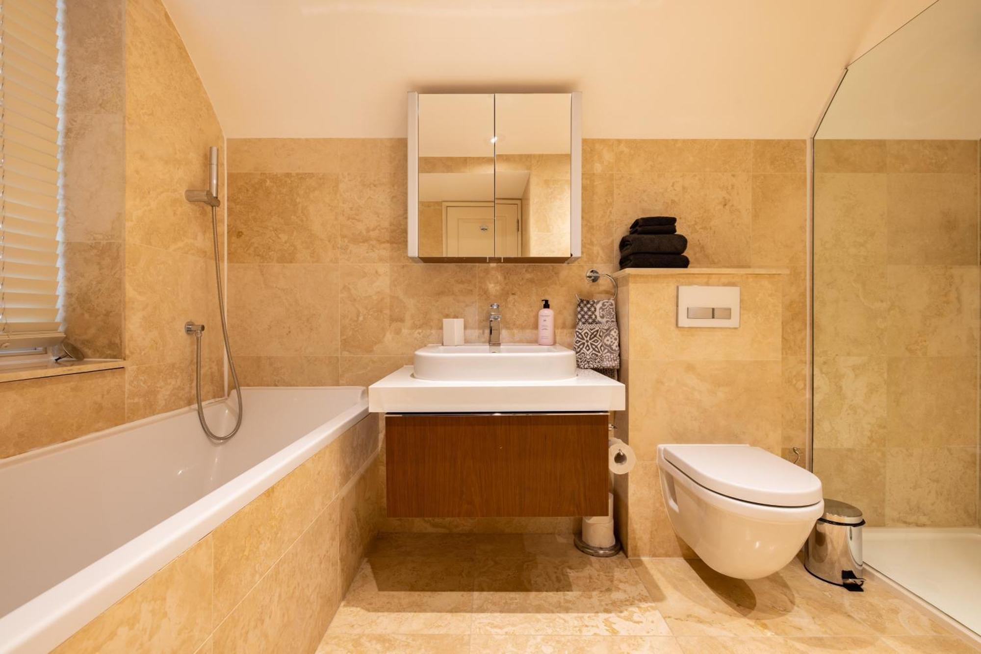 Paddington 7-bed 13-guest Massive House W Patio Apartment London