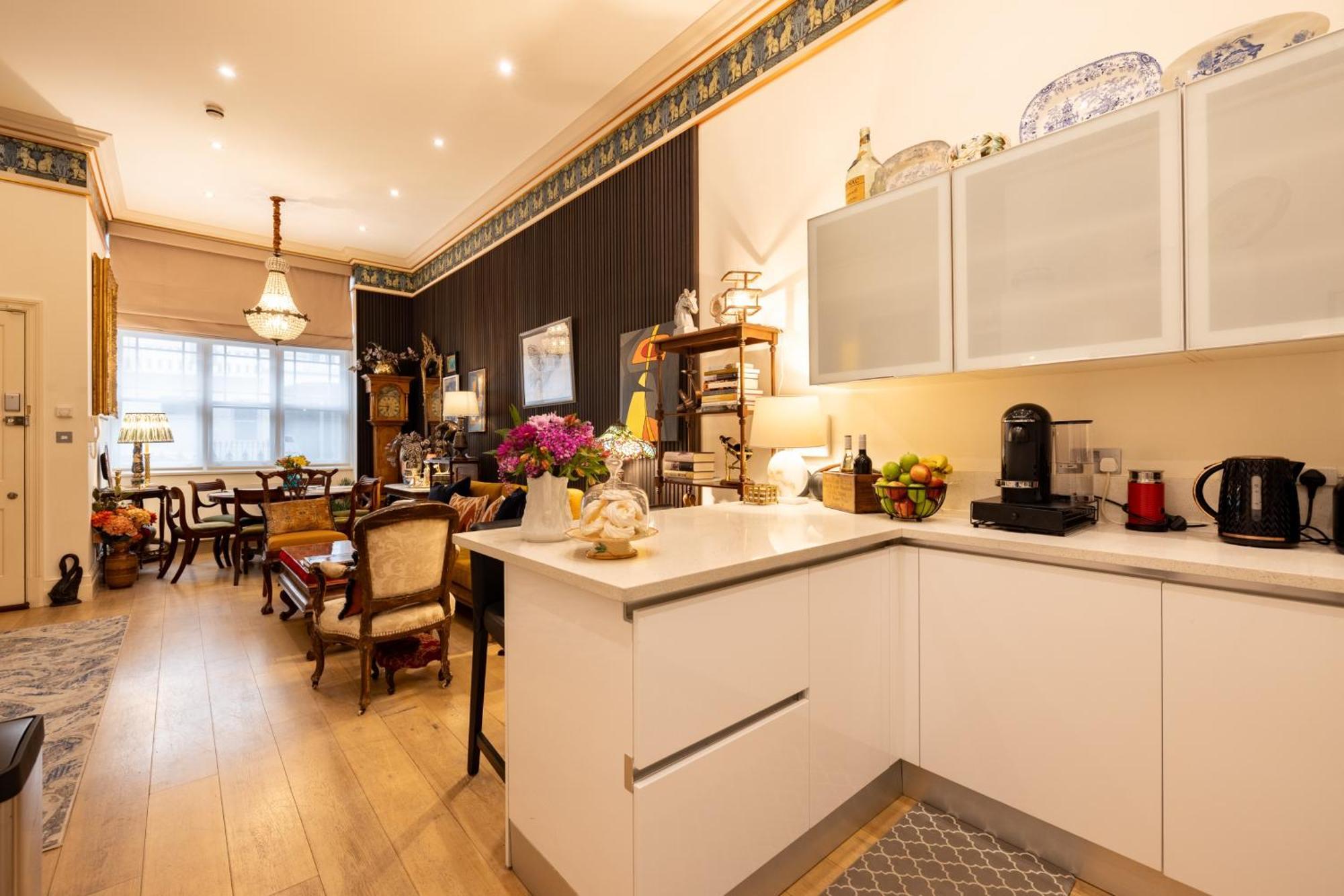 Paddington 7-bed 13-guest Massive House W Patio Apartment