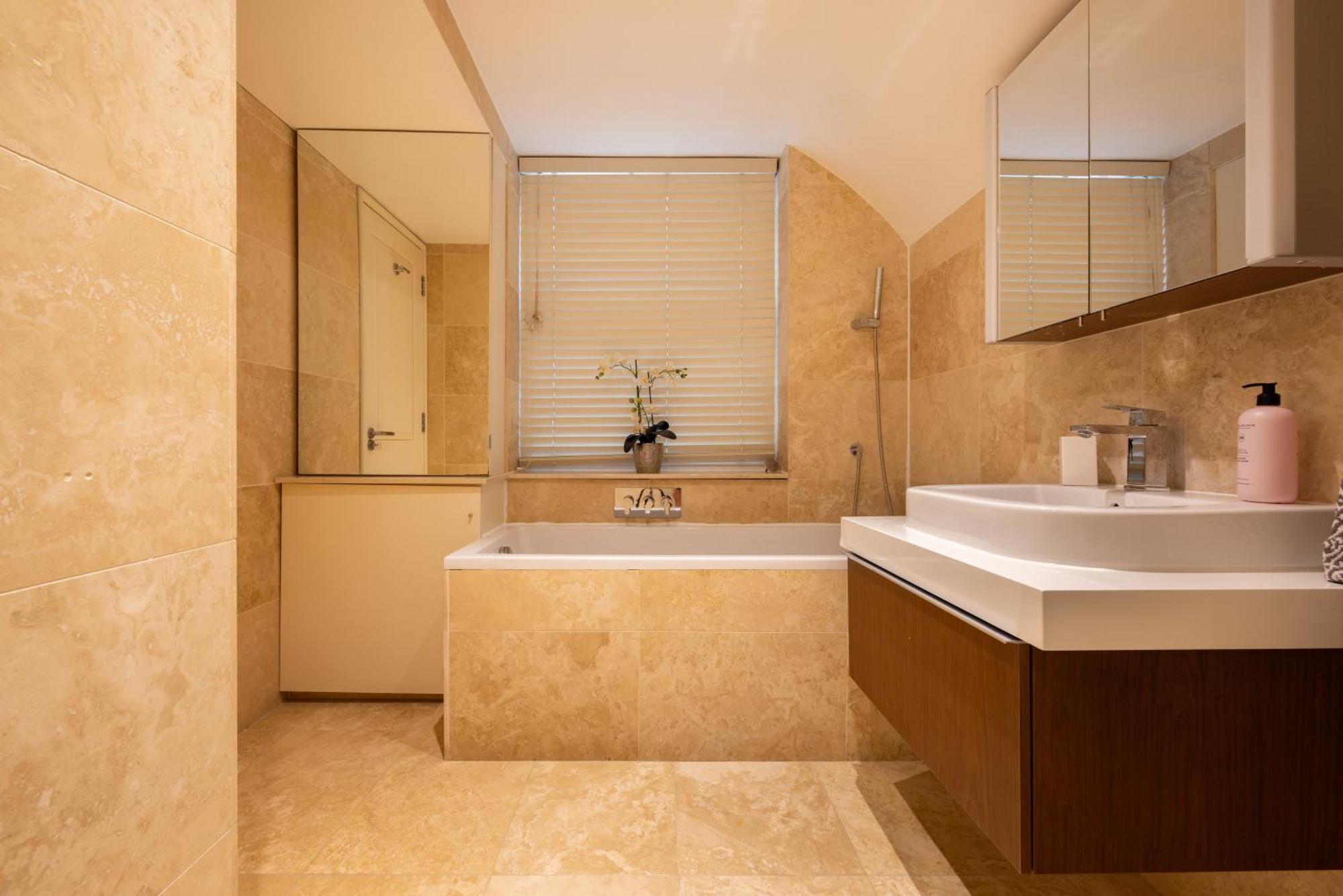 Paddington 7-bed 13-guest Massive House W Patio