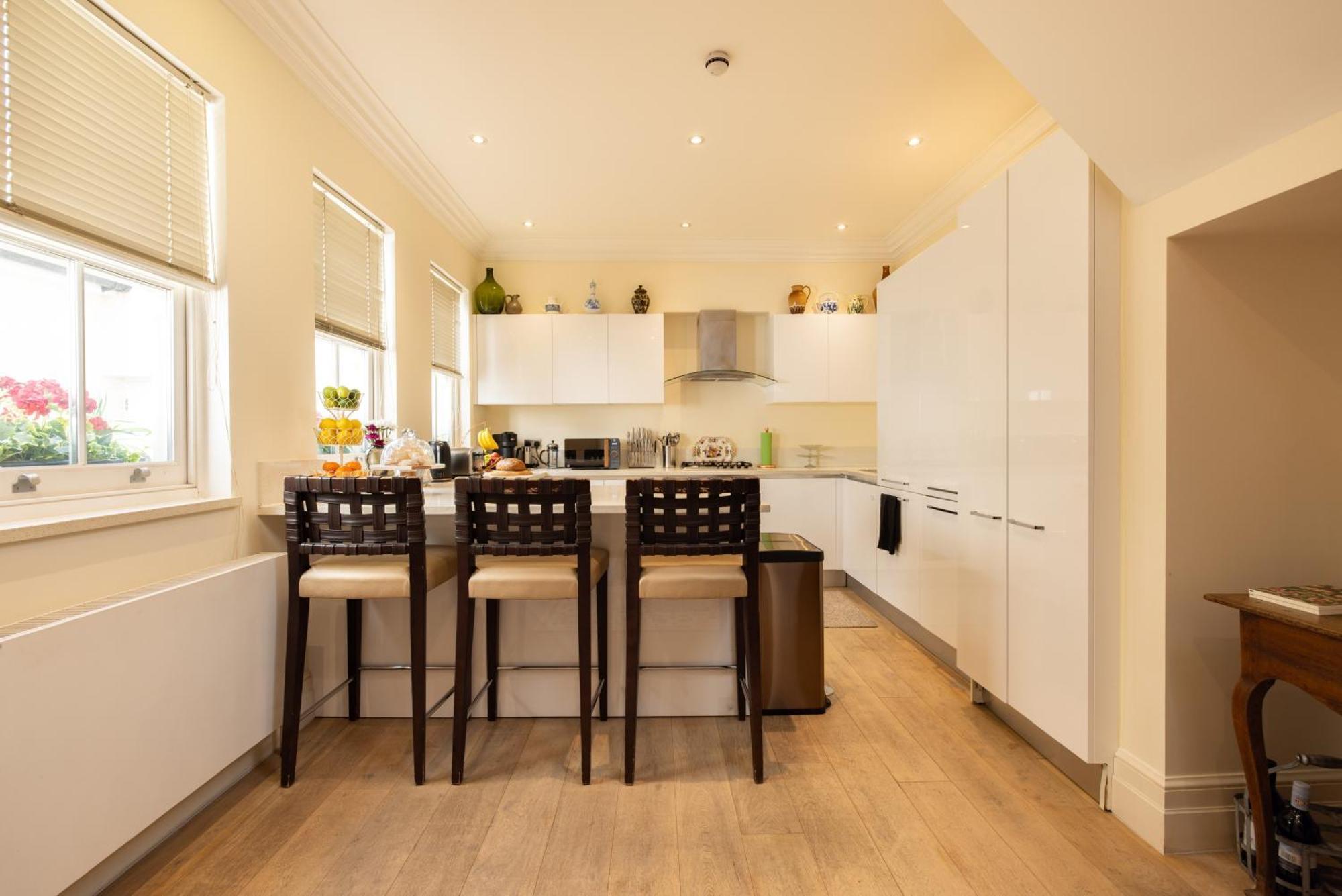 Paddington 7-bed 13-guest Massive House W Patio London