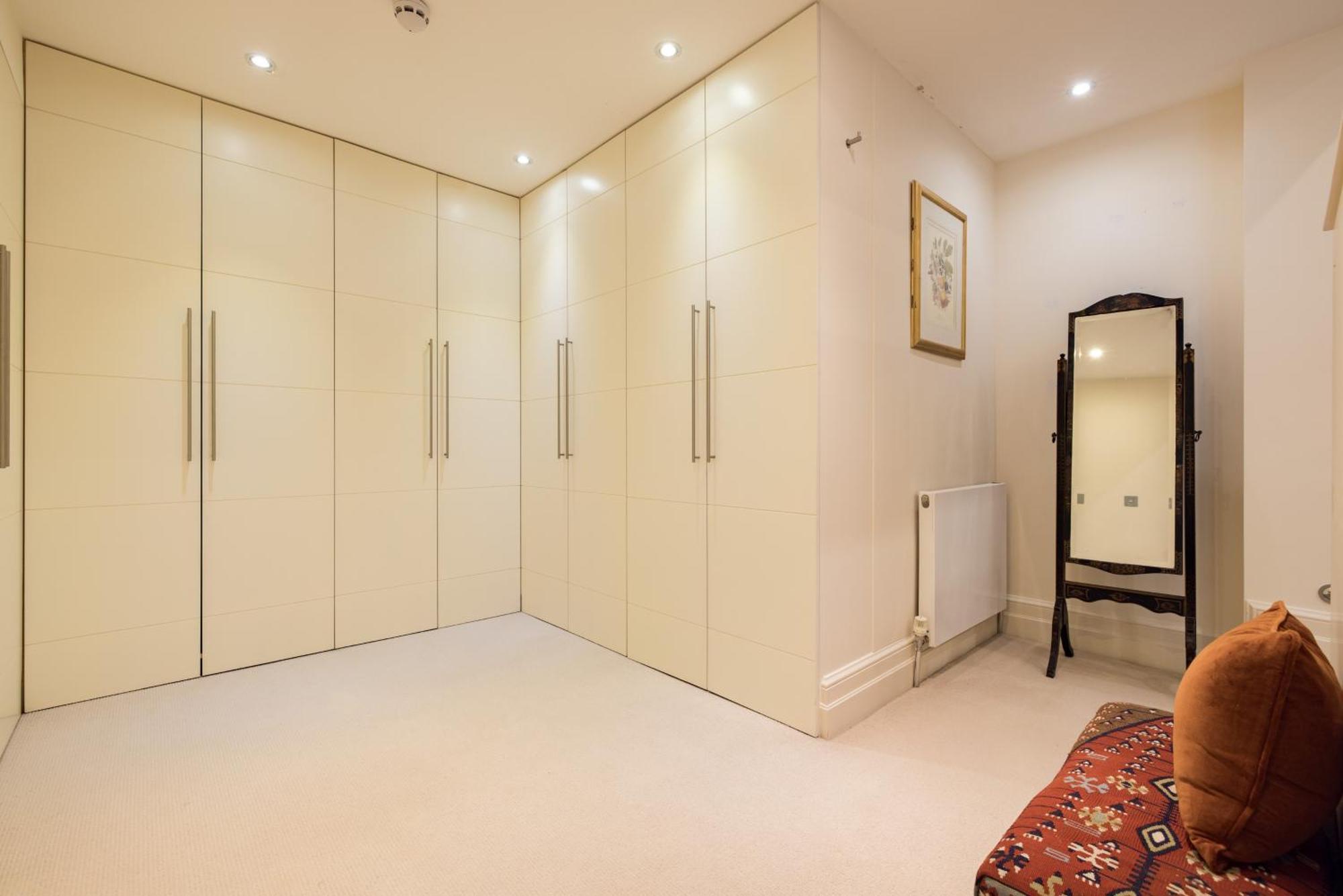 Paddington 7-bed 13-guest Massive House W Patio Apartment